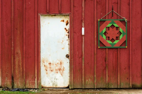 Rustik ladugårdsdörr — Stockfoto