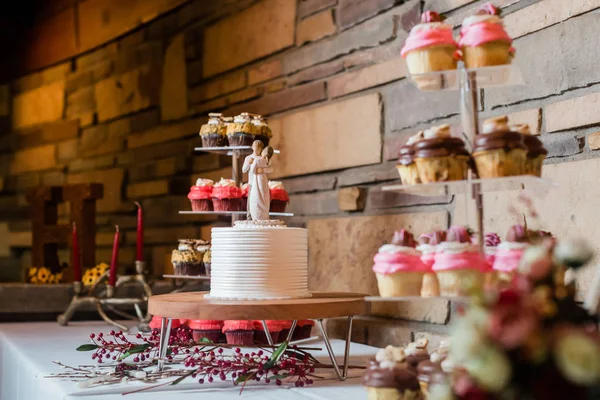 Mesa de sobremesa de casamento cupcake Fotografia De Stock