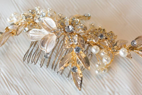 一颗新娘珍珠和晶莹绽放的花朵梳头饰品 — 图库照片