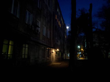 Şehirde gece fotoğrafları. terk edilmiş şehir blokları