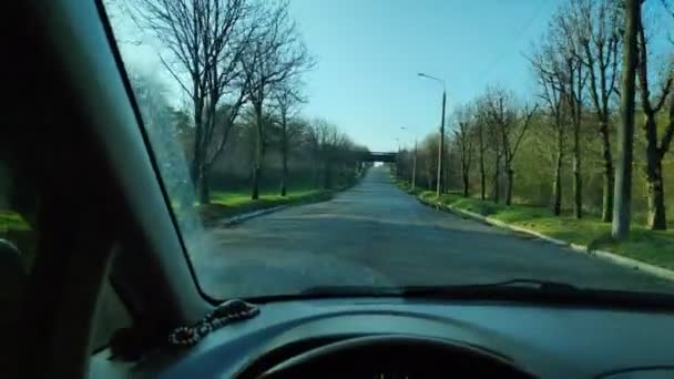 Şoför Kulübede Arabayı Sürmek Için Yolda Sür — Stok video