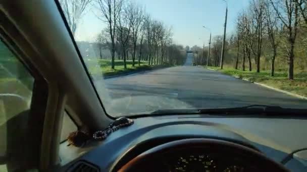 Οδηγός Στην Καμπίνα Οδηγήσω Αυτοκίνητο Οδήγηση Στο Δρόμο — Αρχείο Βίντεο