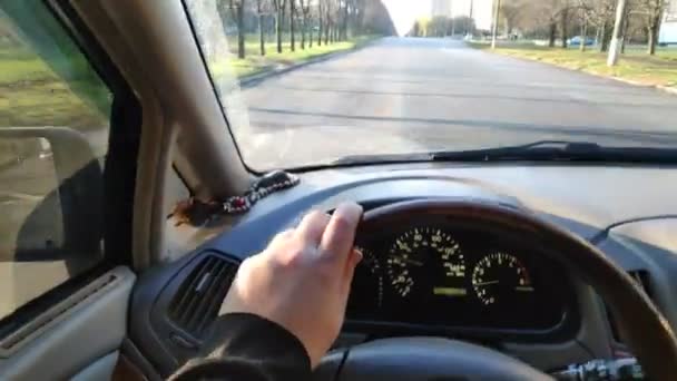 Şoför Kulübede Arabayı Sürmek Için Yolda Sür — Stok video