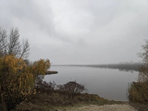 Осенний Пейзаж Туманом Водой Мрачный Пейзаж Туманом Страшный Туман Над — стоковое фото