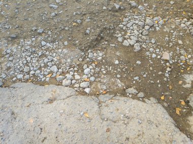 Çok kötü bir yol. Kaldırımdaki çukurlar.