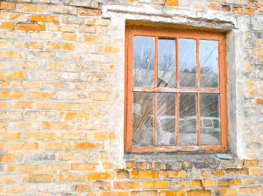 Eski tuğla bina. Kırmızı tuğla. Klasik pencere ve kapılar.