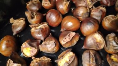 Kızarmış kestane. Lezzetli kahverengi kestaneler