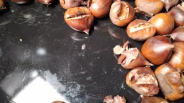 Kızarmış kestane. Lezzetli kahverengi kestaneler