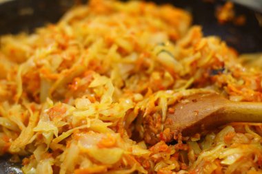 Ağır ateşte pişmiş beyaz lahana. Tavada kızarmış lahana. evde yemek pişirmek