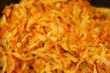 Ağır ateşte pişmiş beyaz lahana. Tavada kızarmış lahana. evde yemek pişirmek