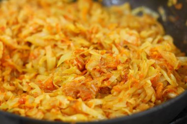 Ağır ateşte pişmiş beyaz lahana. Tavada kızarmış lahana. evde yemek pişirmek