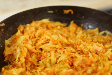 Ağır ateşte pişmiş beyaz lahana. Tavada kızarmış lahana. evde yemek pişirmek