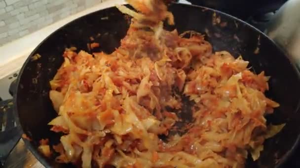 烤白菜 油炸卷心菜放在锅里 在家做饭 — 图库视频影像