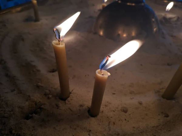 教会のろうそくワックスキャンドルが燃えるろうそくの火 — ストック写真