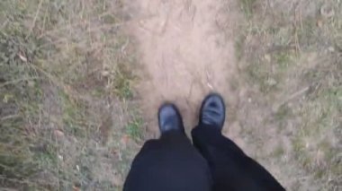 Erkek bacakları gider. siyah ayakkabılar ve siyah pantolonlar