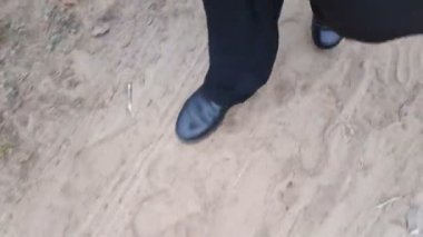 Erkek bacakları gider. siyah ayakkabılar ve siyah pantolonlar