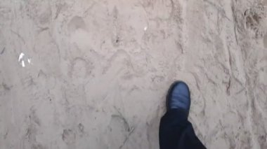 Erkek bacakları gider. siyah ayakkabılar ve siyah pantolonlar