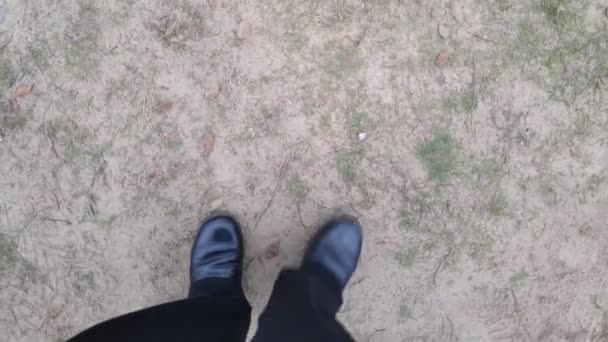 Pernas Dos Homens Vão Sapatos Pretos Calças Pretas — Vídeo de Stock