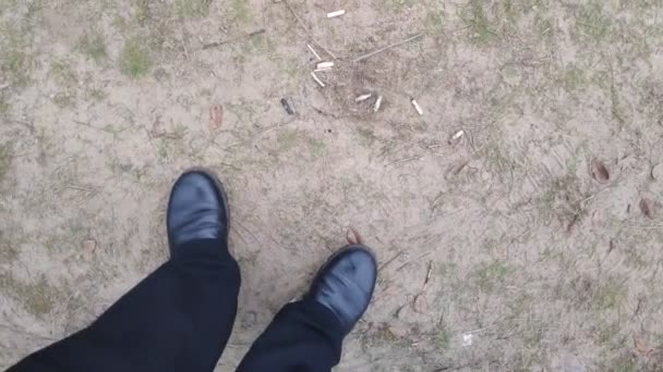 Pernas Dos Homens Vão Sapatos Pretos Calças Pretas — Vídeo de Stock