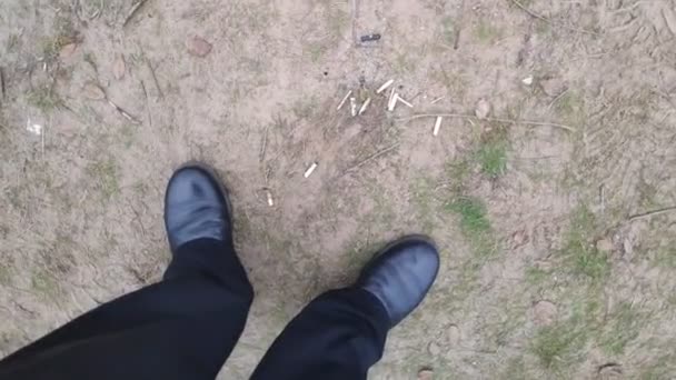 Männerbeine Gehen Schwarze Schuhe Und Schwarze Hose — Stockvideo