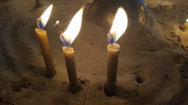 Kerzen Brennen Feuer Der Kirchenkerzen — Stockvideo
