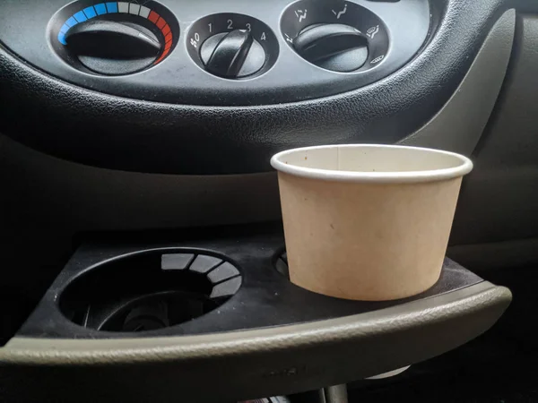 車の中のコーヒー外出先でコーヒーカップ — ストック写真