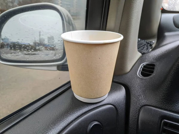 車の中のコーヒー外出先でコーヒーカップ — ストック写真