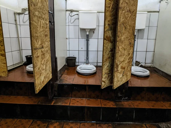 Громадський Туалет Зламаний Громадський Туалет — стокове фото