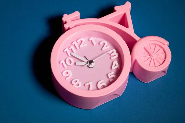 Een Horloge Vorm Van Een Fiets Roze Horloge Mooi Horloge — Stockfoto