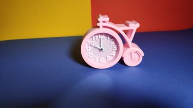 Bisiklet şeklinde bir saat. Pembe saat. Orijinal formun güzel saati. Çocuk saati. Zaman doldu. saat eller