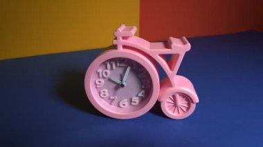 Bisiklet şeklinde bir saat. Pembe saat. Orijinal formun güzel saati. Çocuk saati. Zaman doldu. saat eller