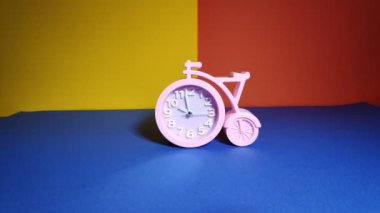 Bisiklet şeklinde bir saat. Pembe saat. Orijinal formun güzel saati. Çocuk saati. Zaman doldu. saat eller