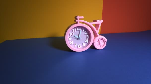 自行车形状的手表 粉红手表 漂亮的手表原来的形式 儿童手表 时间到了 钟表指针 — 图库视频影像