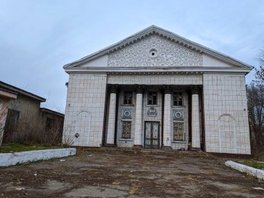 Eski harabe tuğla ev. kırık pencereler