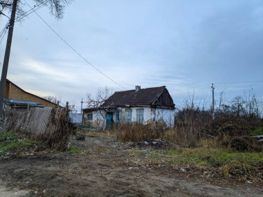 Eski harabe tuğla ev. kırık pencereler