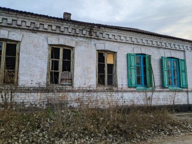 Eski harabe tuğla ev. kırık pencereler