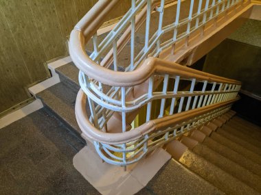 Klasik merdiven. Eski korkuluklar. eski mimari ve iç mimari