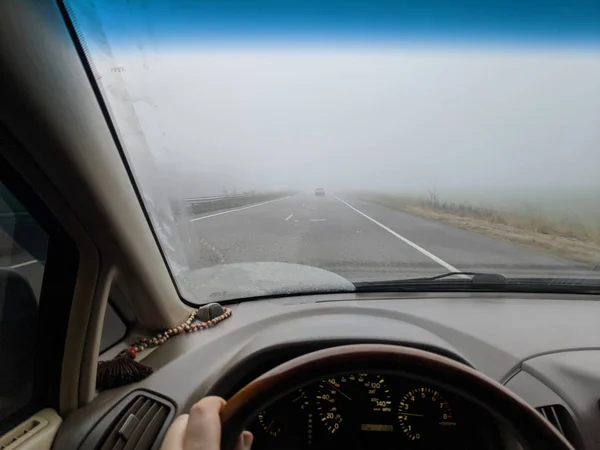 Samochodzie Pochmurną Pogodę Deszcz Mgła Drodze — Zdjęcie stockowe