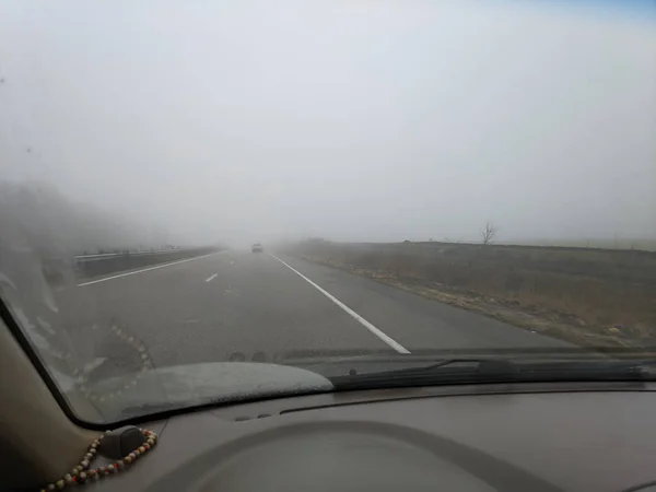 Een Auto Bij Bewolkt Weer Regen Mist Weg — Stockfoto