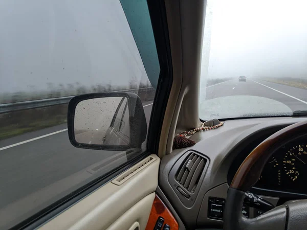 Een Auto Bij Bewolkt Weer Regen Mist Weg — Stockfoto