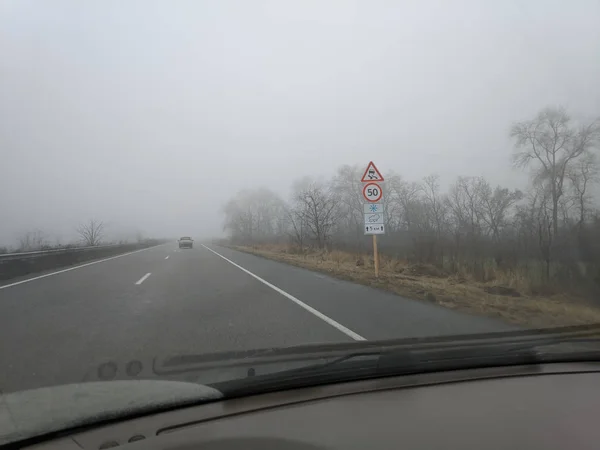 Een Auto Bij Bewolkt Weer Regen Mist Weg — Stockfoto