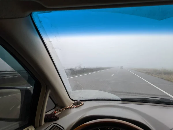 Carro Tempo Nublado Chuva Nevoeiro Estrada — Fotografia de Stock