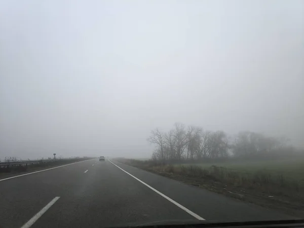 在多云的天气里开车 道路上的雨和雾 — 图库照片