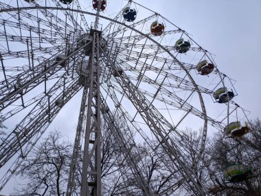 Dönme dolap. Demir inşaat dönme dolabı. Parktaki cazibe