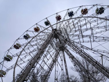 Dönme dolap. Demir inşaat dönme dolabı. Parktaki cazibe