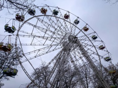 Dönme dolap. Demir inşaat dönme dolabı. Parktaki cazibe