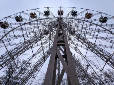 Dönme dolap. Demir inşaat dönme dolabı. Parktaki cazibe