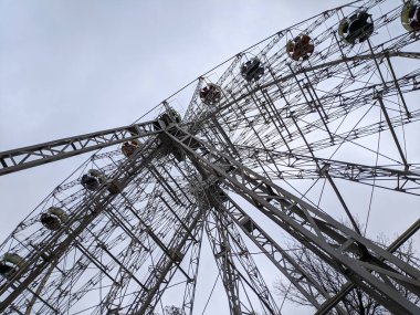 Dönme dolap. Demir inşaat dönme dolabı. Parktaki cazibe