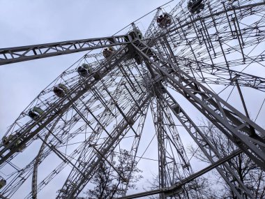 Dönme dolap. Demir inşaat dönme dolabı. Parktaki cazibe
