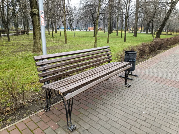公园里的长椅 在城市公园里休息的地方 — 图库照片
